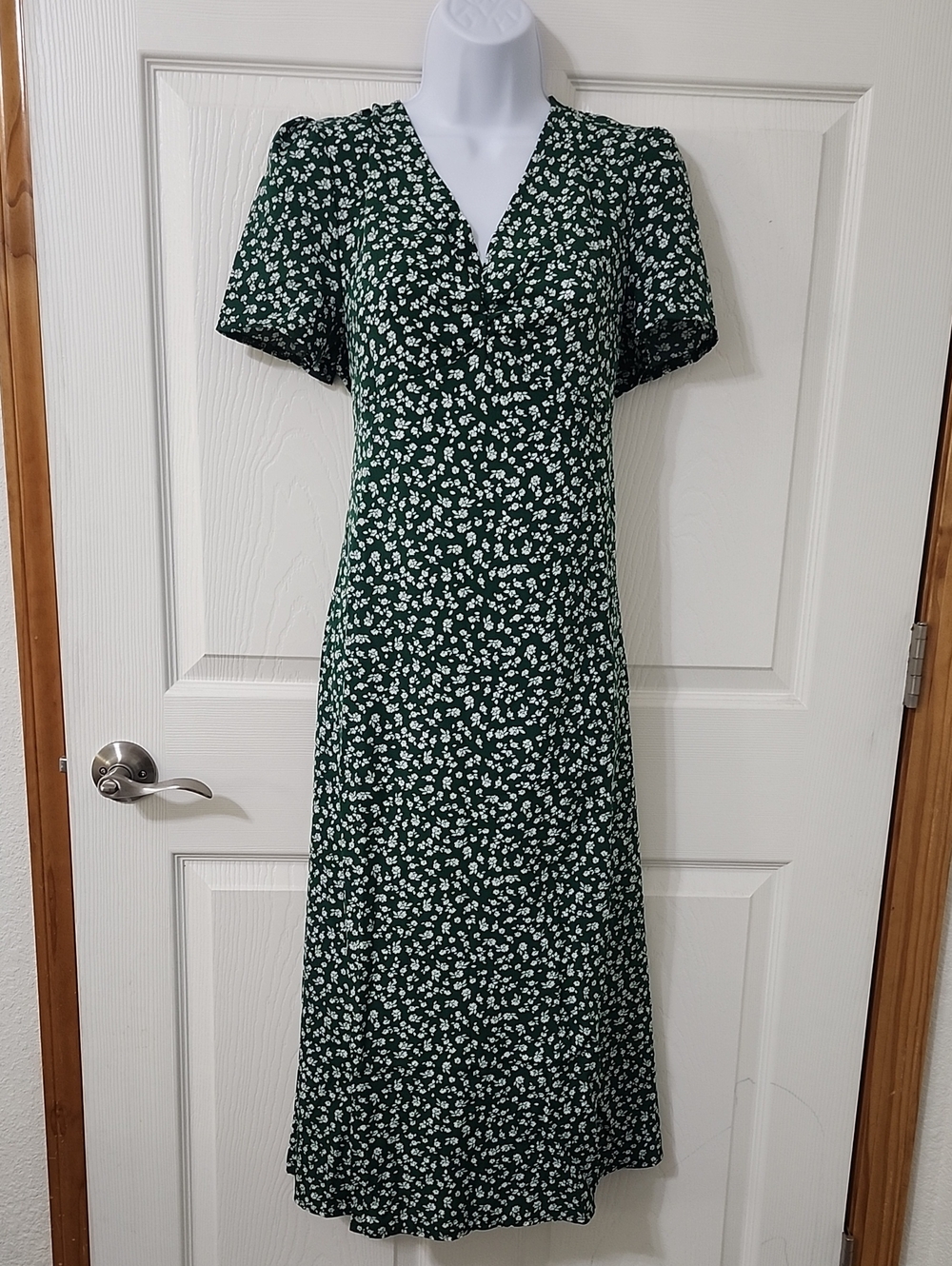 NWOT Green Mid-Length Dress With White Flowers Floral Print